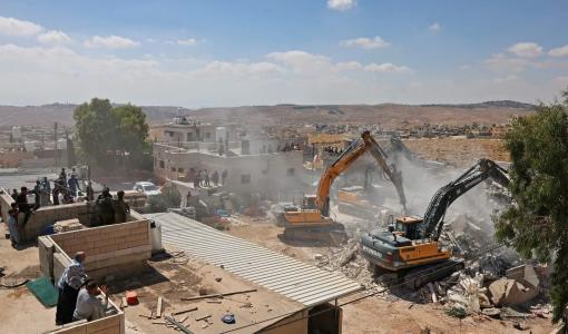 الجرافات الإسرائيلية تهدم منزلا فلسطينيا في قرية الرفاعية جنوب الخليل 9/7/2026