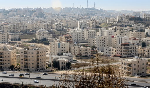 عمارات سكنية تطل على طريق سريع