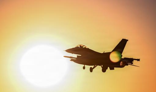 طائرة مقاتلة من طراز إف-16 تابعة للقوات الجوية الأمريكية اثناء إقلاعها من قاعدة في منطقة الشرق الأوسط