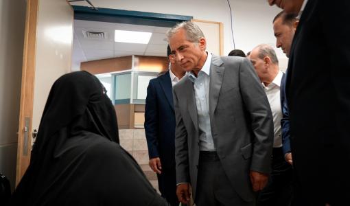 مواطنة تتحدث إلى  رئيس الوزراء جعفر حسان خلال زيارته مستشفى الرمثا الحكومي 21/7/2026
