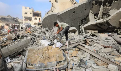 طفل فلسطيني يتفقد موقع الغارة الإسرائيلية التي استهدفت مدينة غزة | رويترز