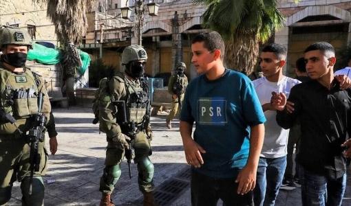 جنود الاحتلال يعترضون طريق فتية فلسطينيين في الضفة الغربية | الأناضول