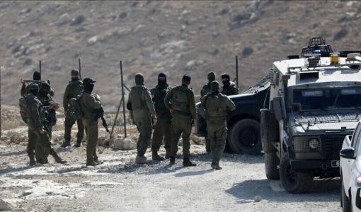 مجموعة من جنود الاحتلال يقفون قرب مدرعات عسكرية في إحدى مناطق الضفة الغربية | الأناصول