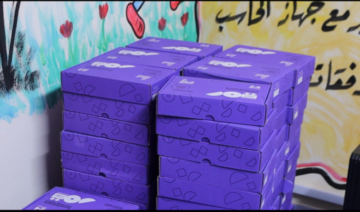 علب تحتوي على ألواح تمر تقدمها التكية لطلبة المدارس الحكومية