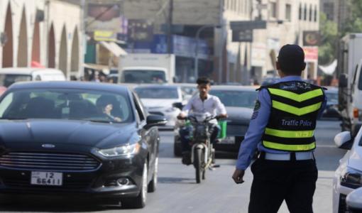 أحد مرتبات شرطة السير وهو ينظم الحركة المرورية في أحد شوار العاصمة عمان