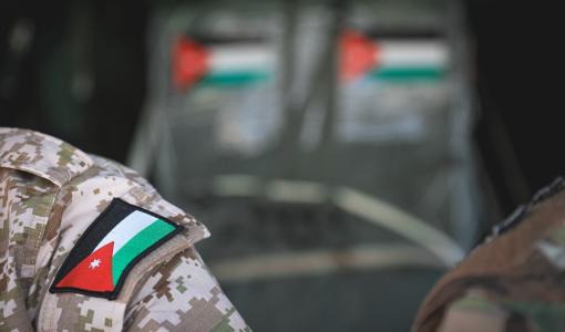 بزة عسكرية لأحد أفراد الجيش ويبرز عليها العلم الأردني