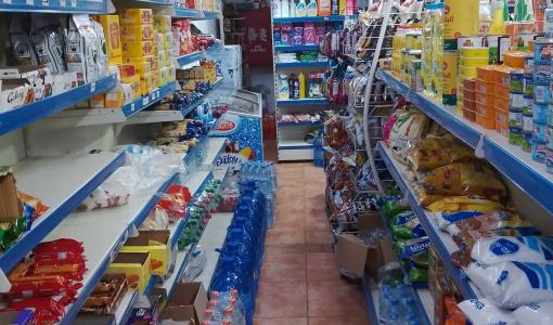 مواد غذائية وسلع أساسية على رفوف أحد المتاجر في منطقة الجبيهة بالعاصمة عمان