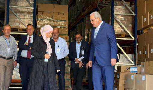 وزير الصحة إبراهيم البدور خلال زيارة تفقدية  إلى مديرية المشتريات والتزويد في محافظة الزرقاء 13/8/2026