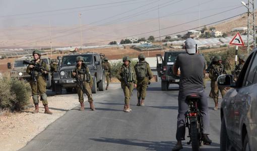 عدد من جنود الاحتلال يغلقون طريقا أمام الفلسطينيين في الضفة الغربية | وفا