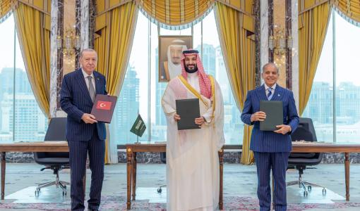 الرئيس التركي رجب طيب أردوغان وولي العهد السعودي الأمير محمد بن سلمان ورئيس الوزراء الباكستاني شهباز شريف في مكة المكرمة بعد توقيع اتفاقية مكة للدفاع المشترك 7/8/2026 | وكالة الأنباء السعودية