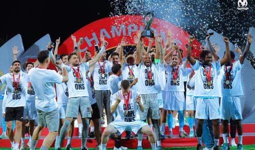لاعبو الفيصلي خلال تسلمهم كأس السوبر 2026
