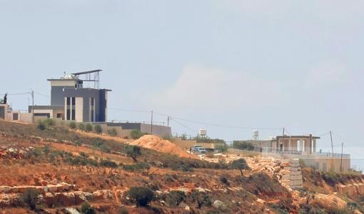 منازل تتعرض لحصار المستوطنين ببلدة قصرة في نابلس