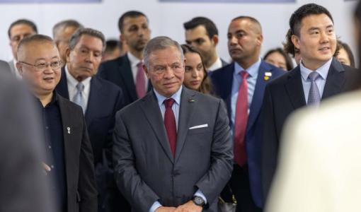 الملك عبدالله الثاني خلال زيارته لشركة مختصة بتصنيع الروبوتات في شنغهاي 18/8/2026