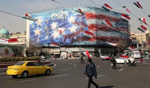لوحة معلقة على أحد المباني في العاصمة الإيرانية طهران تهاجم الولايات المتحدة | Getty Images