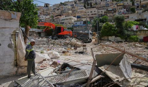فلسطيني يراقب حفارة وهي تزيل أنقاض منازل هدمتها سلطات  الاحتلال الإسرائيلي في حي سلوان في القدس  19/5/2026