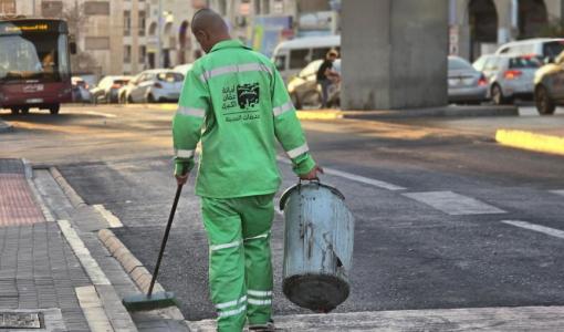 عامل وطن في أحد شوارع عمان