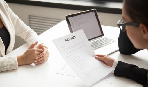 صورة تعبيرية لشخص يتقدم لوظيفة