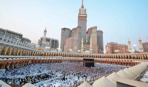 حجاج حول الكعبة المشرفة في بيت الله الحرام