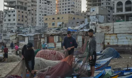 صيادون فلسطينيون يعملون على شباك صيدهم 13/9/2026 | أسوشييتد برس