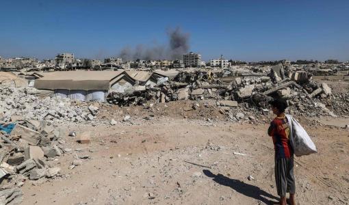 طفل فلسطيني يراقب تصاعد الدخان بعد استهداف منزل بغارة إسرائيلية في مخيم البريج للاجئين وسط غزة 8/9/2026 | وكالة الأنباء الفرنسية