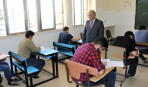 وزير التربية عزمي محافظة في جولة تفقدية خلال إحدى دورات امتحان التوجيهي السابقة