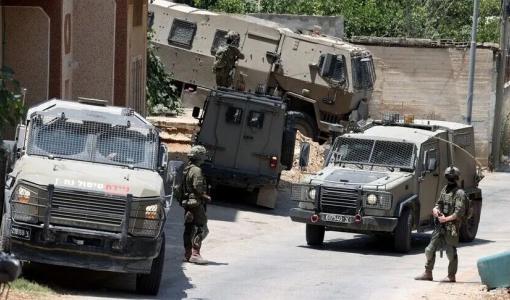 عدد من آليات وجنود الاحتلال خلال اقتحام إحدى بلدات الضفة الغربية | الأناضول