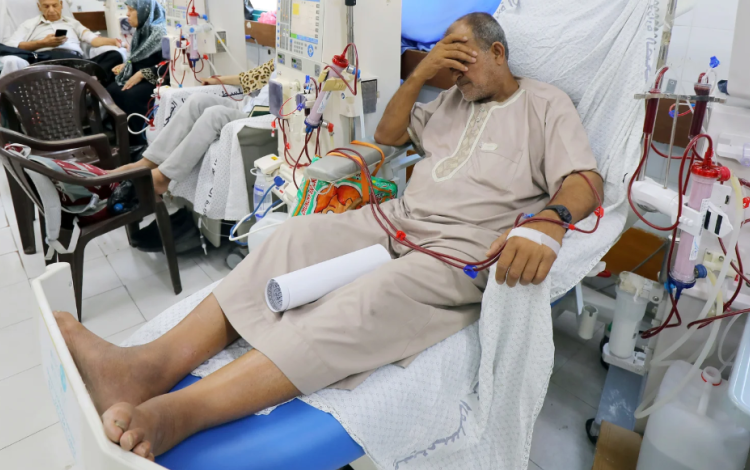 مريض كلى من قطاع غزة خلال جلسة الغسيل | أرشيفية