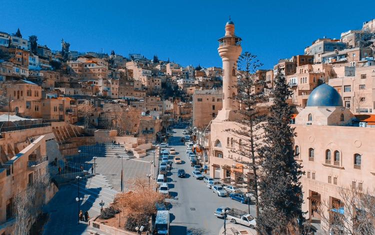 منظر عام من مدينة السلط ويظهر فيها جامع السلط الكبير منظر عام من مدينة السلط ويظهر فيها جامع السلط الكبير