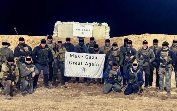 متعاقدون من نادي دراجات الكفار في غزة أخفوا وجوههم وبجوارهم لافتة كتب عليها: "لنجعل غزة عظيمة من جديد" | المصدر: هيئة الإذاعة البريطانية