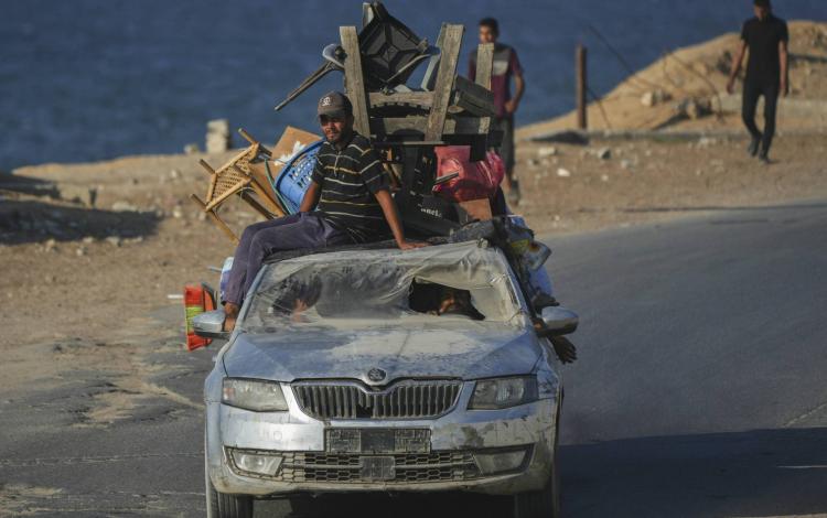 نازحون يستقلون سيارة محطمة في قطاع غزة | المصدر: الشرق الأوسط