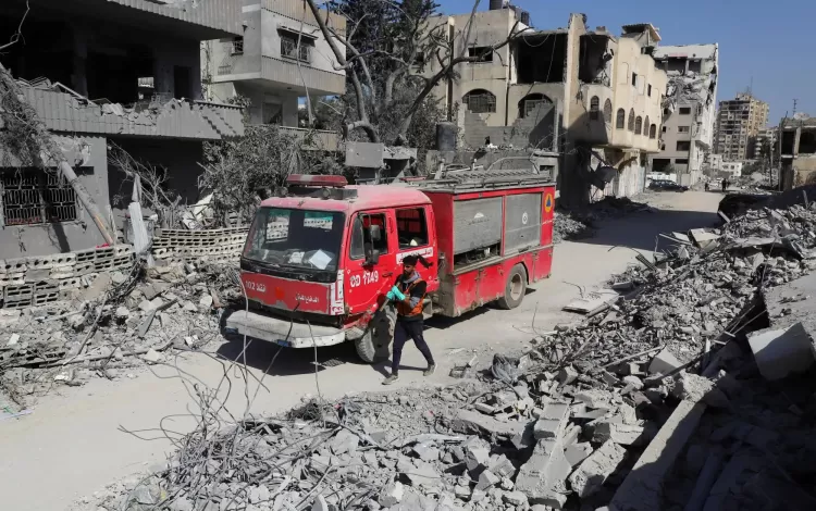 إحدى مركبات الدفاع المدني وسط الدمار في غزة إحدى مركبات الدفاع المدني وسط الدمار في غزة | رويترز