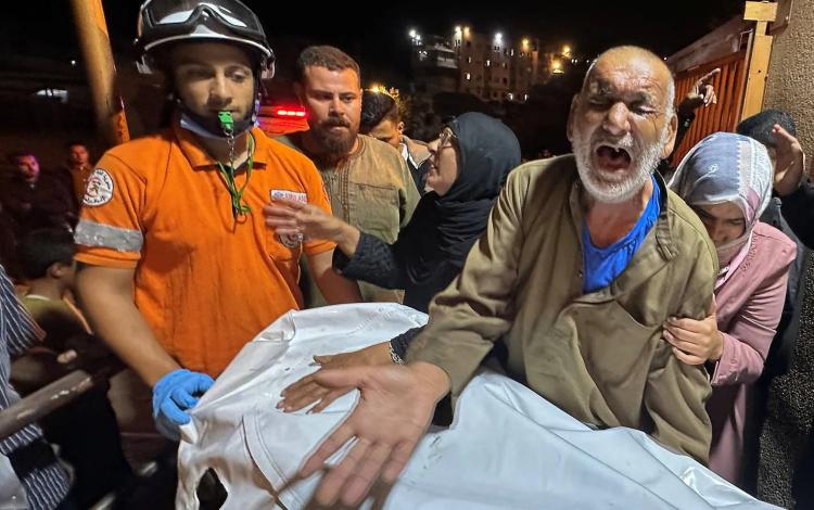 مسن فلسطيني على مدخل مستشفى ناصر في خانيونس يبكي قريبا له استشهد في غارة إسرائيلية مسن فلسطيني على مدخل مستشفى ناصر في خانيونس يبكي قريبا له استشهد في غارة إسرائيلية 28/10/2025 | رويترز