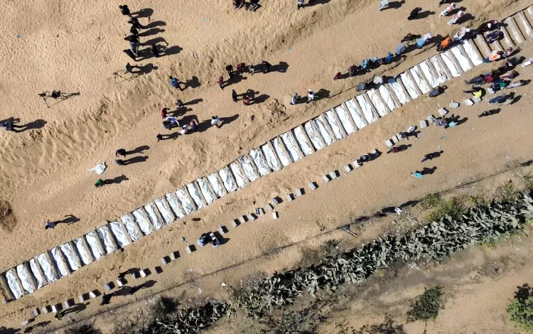 رفات فلسطينيين مجهولي الهوية أعادتهم إسرائيل خلال دفنهم في مقبرة جماعية في دير البلح وسط قطاع غزة رفات فلسطينيين مجهولي الهوية أعادتهم إسرائيل خلال دفنهم في مقبرة جماعية في دير البلح وسط قطاع غزة | الوكالة الأوروبية للصور الصحفية