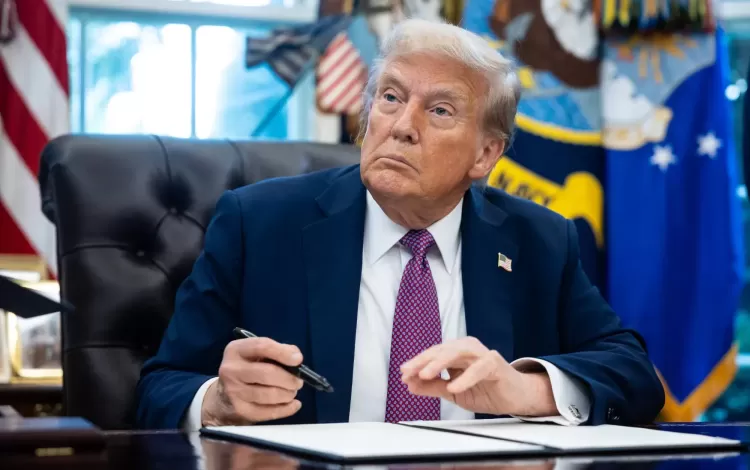 ترامب خلال توقيعه أمرا تنفيذيا في البيت الأبيض | الوكالة الأوروبية للصور الصحفية