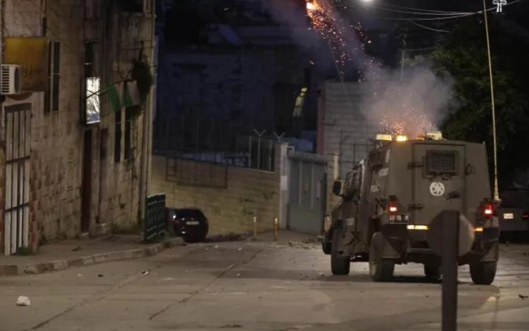 آلية لجيش الاحتلال تطلق قنابل تجاه المنازل في الضفة الغربية | الأناضول