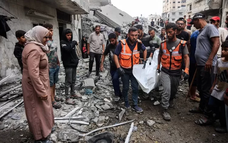 فلسطينيون يحملون جثامين شهداء انتشلوها من بين أنقاض منزل دمر في غارة إسرائيلية في غزة 1/11/2025 | المصدر: وكالة الأنباء الفرنسية
