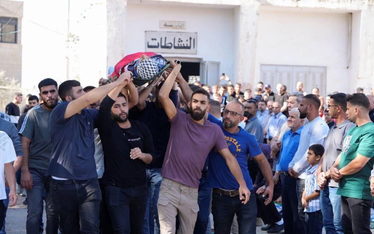 فلسطينيون يشيعون فتى بالخامسة عشرة من العمر قتله جنود إسرائيليون في سلواد قرب رام الله 31/10/2025 | رويترز