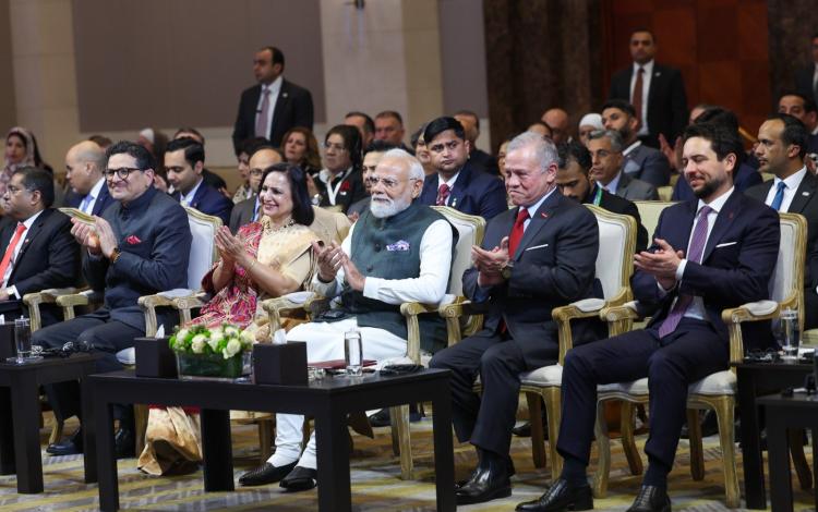 الملك عبد الله الثاني ورئيس الوزراء الهندي ناريندرا مودي خلال مشاركتهما في منتدى الأعمال الهندي الأردني في عمان 16/12/2025