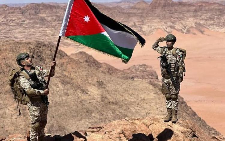 جنديان من القوات المسلحة يرفعان علم الأردن في وادي رم