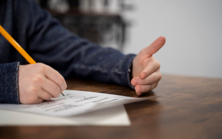 طالب خلال تقديم امتحان | تعبيرية Freepik