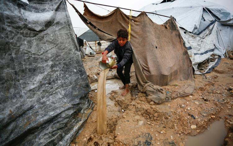 طفل غزي ينقذ خيمته من الغرق