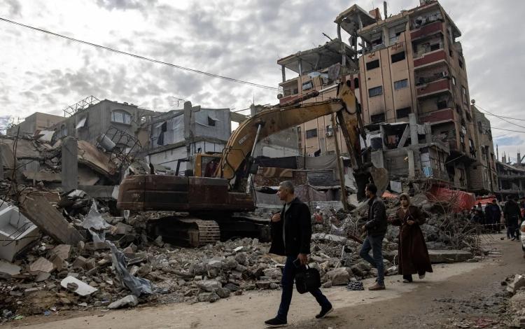 طواقم الدفاع المدني خلال إزالة ركام منزل مدمر في خانيونس جنوب قطاع غزة بحثا عن جثامين شهداء 20/12/2025 | الوكالة الأوروبية للصور الصحفية