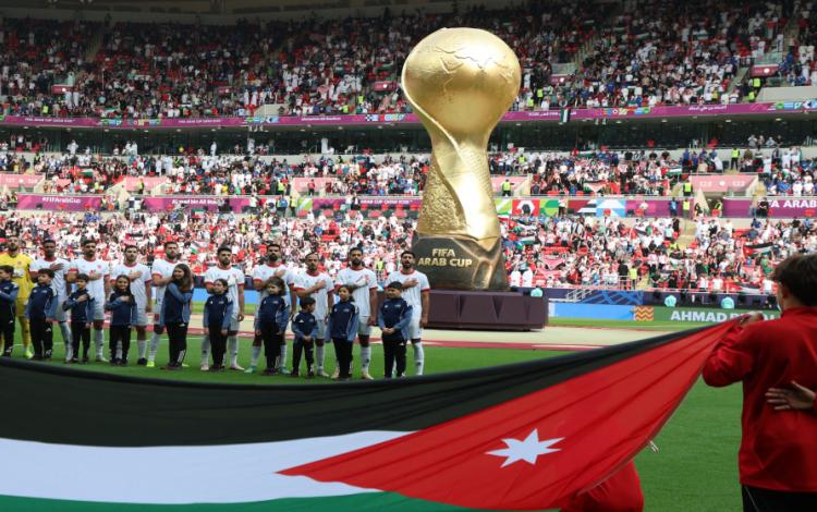علم الأردن أمام أعضاء منتخب النشامى قبيل إحدى مباريات كأس العرب | رويترز