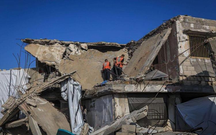 فرق الدفاع المدني تتفقد منزلا تضرر بشدة بعد انهيار سقفه في منطقة ميناء غزة | الأناضول