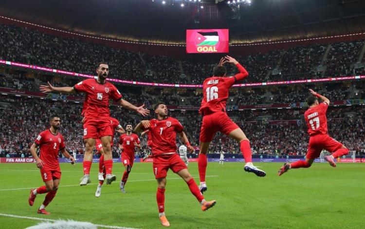 لاعبو المنتخب الوطني لكرة القدم بعد تسجيلهم هدفا في مرمى المنتخب المصري 9/12/2025 | المصدر: منصة إكس