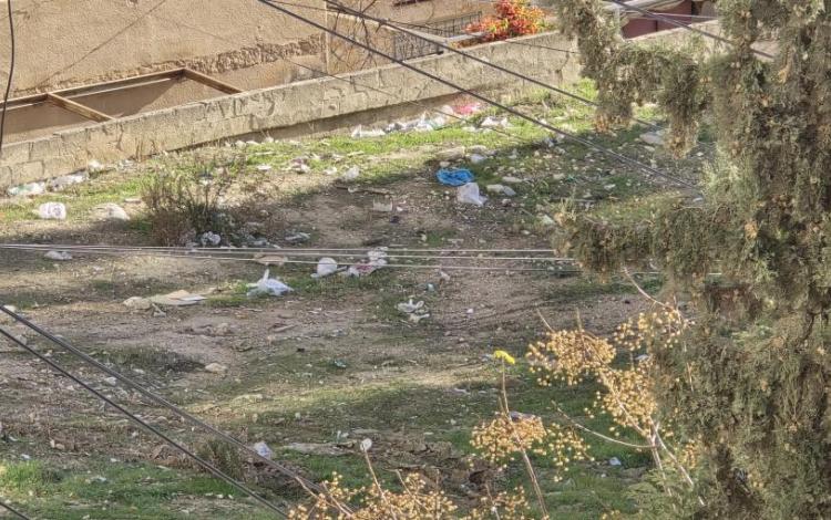 نفايات وأكياس بلاستيكية ملقاة على الأرض