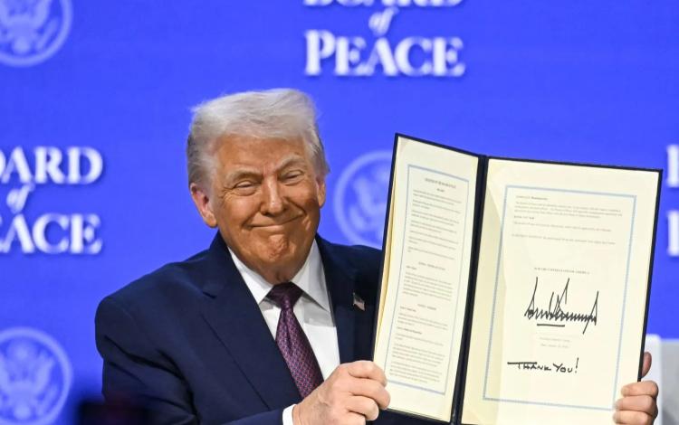 دونالد ترامب خلال التوقيع على ميثاق مبادرة مجلس السلام في دافوس 22/1/2026 | وكالة الأنباء الفرنسية