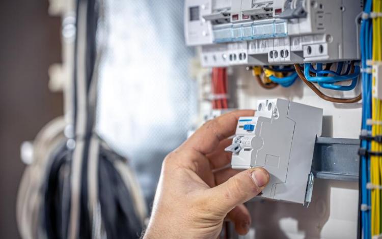 فني كهرباء يجهز لوحة قواطع كهربائية | تعبيرية Freepik
