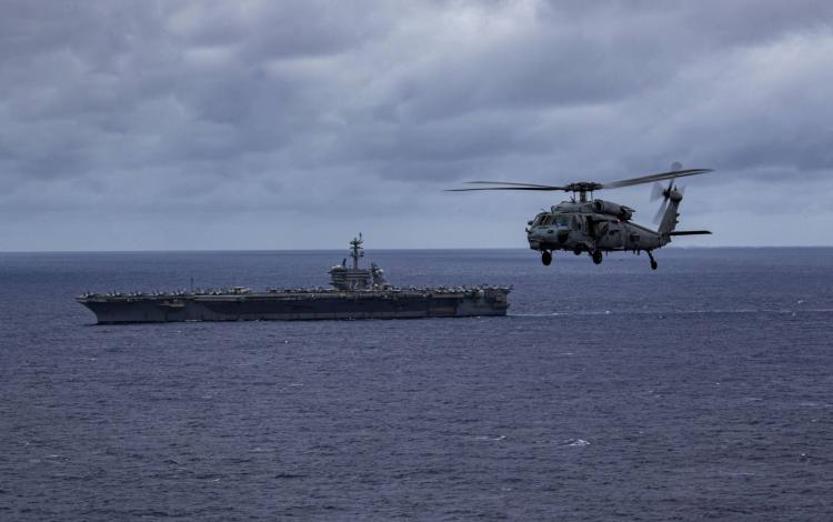 مروحية من طراز إس إتش-60 سي هوك تحلق إلى جانب حاملة الطائرات أبراهام لينكولن 8/1/2026 | الجيش الأمريكي