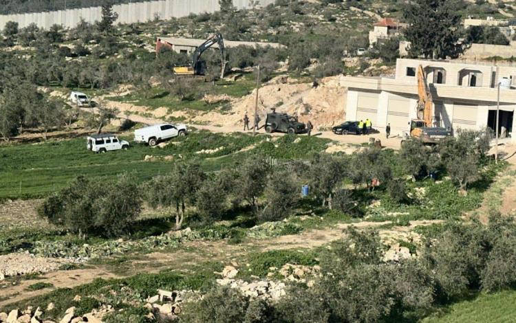 جرافات عسكرية خلال هدم منزل في بلدة بيت عوا جنوب الخليل 5/2/2026 | فلسطين بوست